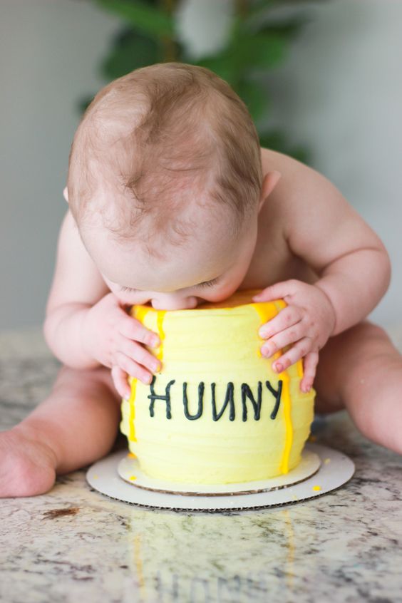 عکس نوزاد پسر در حال کیک خوردن