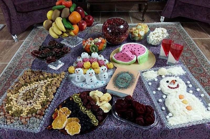 مدل چیدمان میز شب یلدا شیک