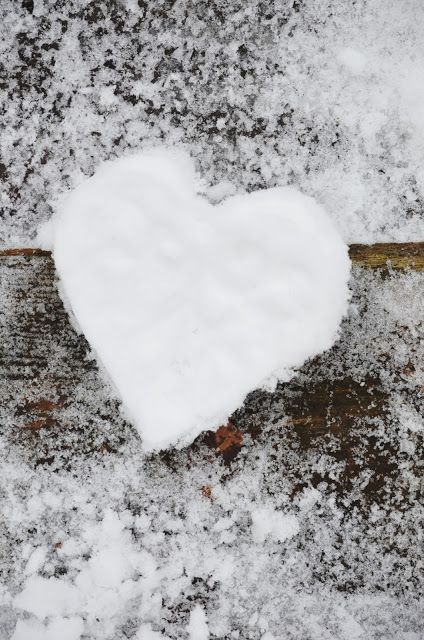 قلب برفی زیبا برای عکس برف عاشقانه برای پروفایل زمستانی