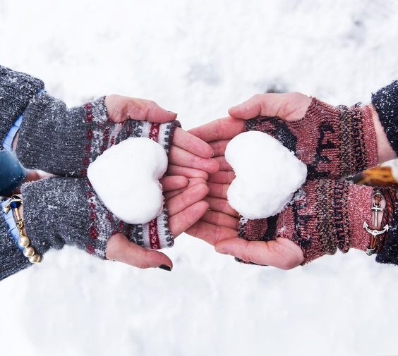 قلب برفی زیبا برای عکس برف عاشقانه برای استوری