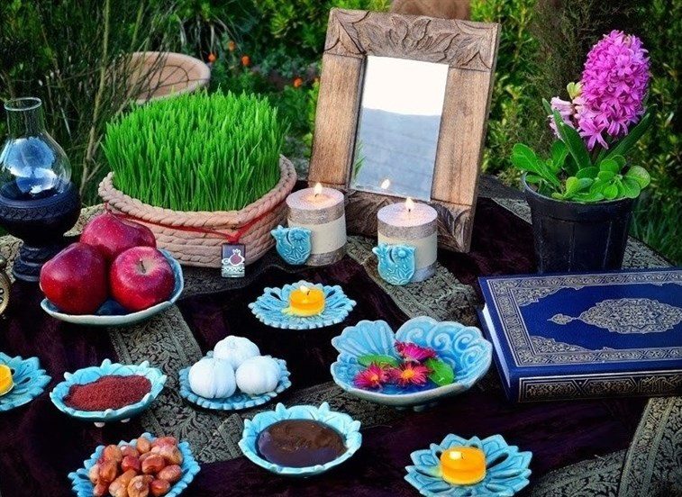 تزئین سفره هفت سین با ظروف سفالی فیروزه ای