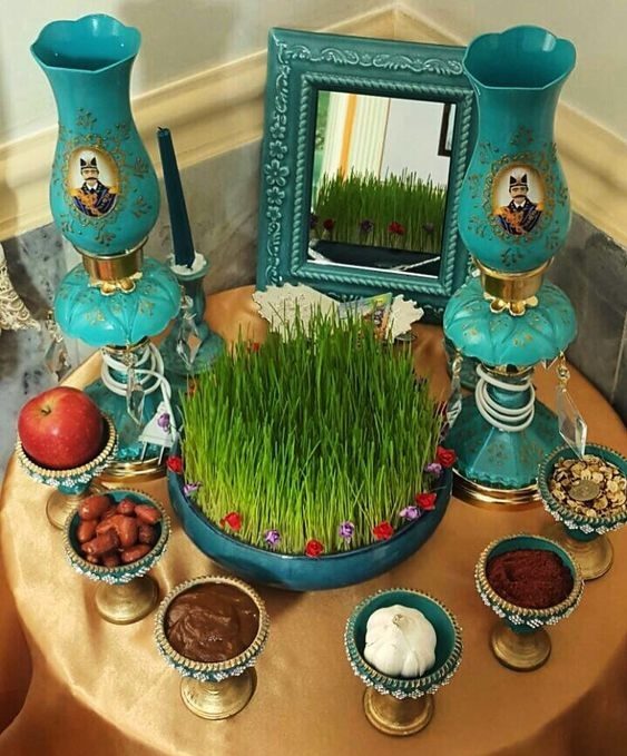 تزئین سفره هفت سین با ظروف سفالی فیروزه ای