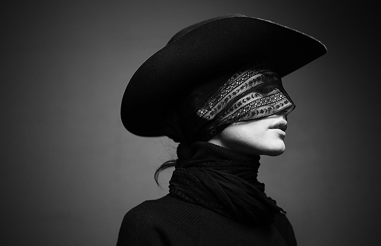 عکس سیاه سفید زن با کلاه