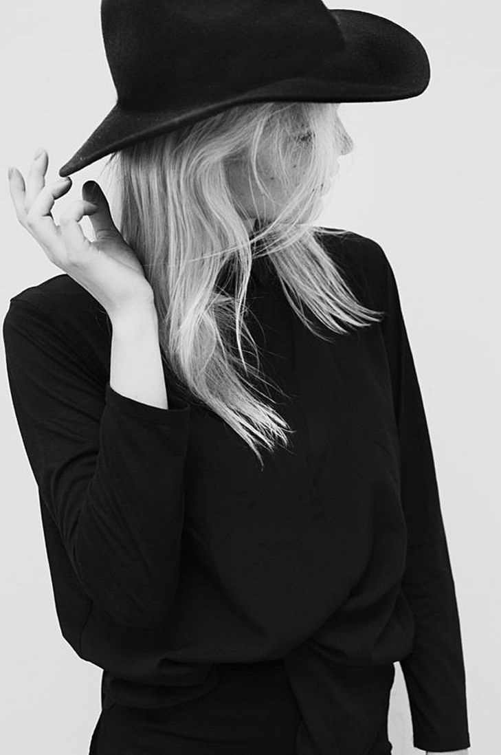 عکس دختر با کلاه سیاه و سفید