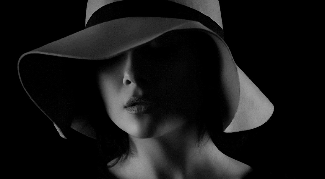 عکس دختر با کلاه سیاه سفید