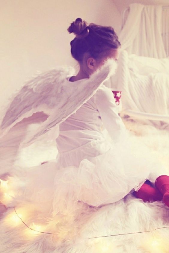 عکس دختر بچه با بال فرشته