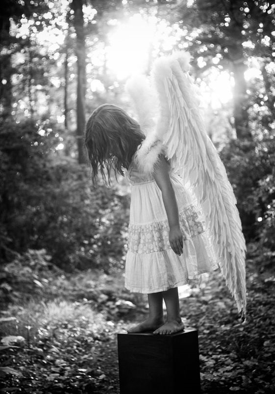 دختر با بال های فرشته برای پروفایل