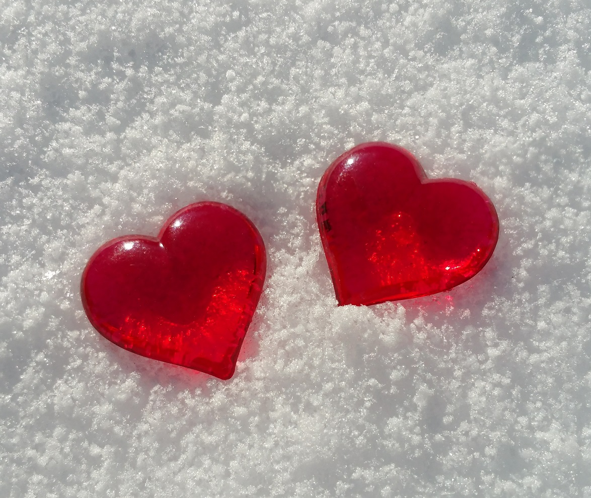 عکس پروفایل قلب شیشه ای زیبا در برف